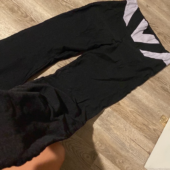 Cute Leggings with flare ends - Picture 2 of 3